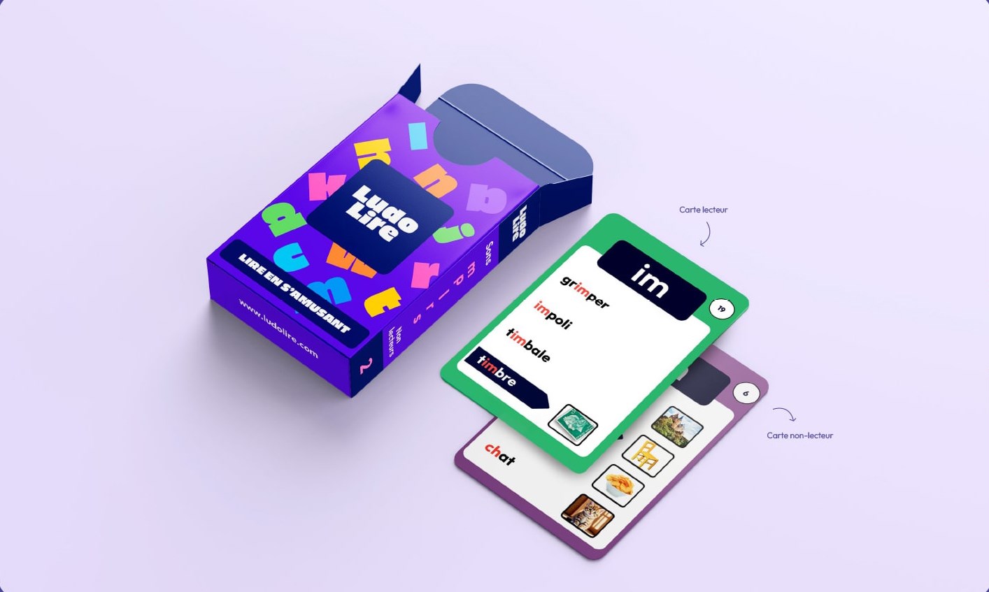 Boîte de jeu LudoLire ouverte avec une carte lecteur verte et une carte non-lecteur violette